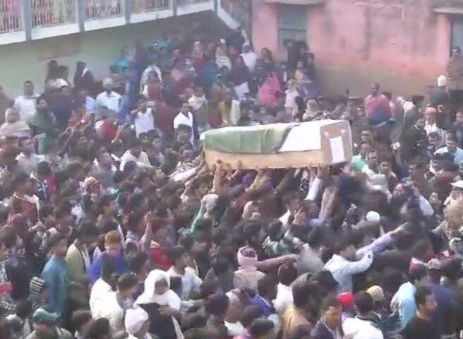 ‘বিষ মদ খেয়ে ও মরেনি’: ক্ষতিপূরণ গ্রহণ করল না শহিদ সিআরপি জওয়ানের পরিবার “He Didn’t Die Drinking Hooch”: Bihar Jawan’s Family Rejects Compensation ‘বিষ মদ খেয়ে ও মরেনি’: ক্ষতিপূরণ গ্রহণ করল না শহিদ সিআরপি জওয়ানের পরিবার