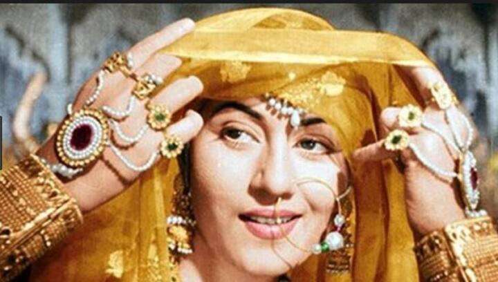 দ্য বিউটি অফ ট্র্যাজেডি নামে খ্যাত মধুবালা জন্মেছিলেন দিল্লিতে, তারিখটা ছিল ১৯৩৩-এর ১৪ ফেব্রুয়ারি। মধুবালার আসল নাম মুমতাজ জাহান দেহলভি। তাঁর বাবার নাম আনাউল্লাহ ও মা আয়েশা বেগম। বাবা কাজ করতেন পেশোয়ারের তামাক কারখানায়। কাজ ছেড়ে চলে আসেন দিল্লি, সেখান থেকে মুম্বই। সেখানেই জন্মান মধুবালা।