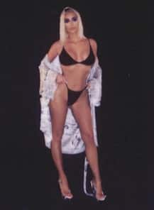 অল্প কয়েকদিন আগেই তৃতীয়বার মা হয়েছেন, ক্যামেরার সামনে ফের সাহসী ফটোশ্যুট কিমের