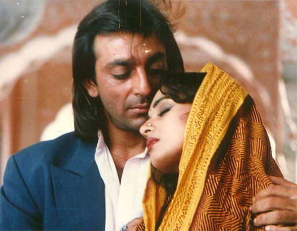 এরপর সঞ্জয় দত্তের সঙ্গে সম্পর্কে জড়ান মাধুরী। 