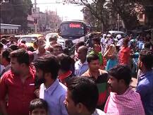 টালিগঞ্জে বেপরোয়া বাসের ধাক্কা প্রৌঢ়া ও তাঁর নাতিকে, প্রতিবাদে পথ অবরোধ করে স্থানীয়রা