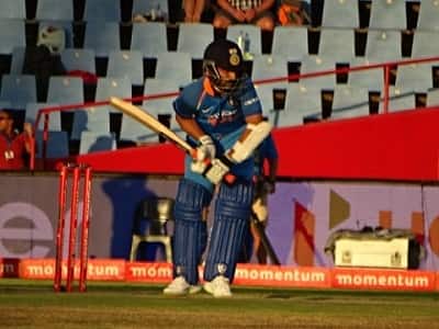 আজ দক্ষিণ আফ্রিকা প্রথমে ব্যাট করে ২০৪ রানে অলআউট হয়ে যায়