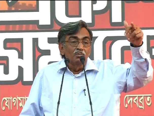 পঞ্চায়েত নির্বাচনে তৃণমূল-বিজেপিকে হারাতে কংগ্রেসের সঙ্গে জোটের ইঙ্গিত সূর্যকান্তর গলায় CPM hints at alliance with Congress ahead of state panchayat polls পঞ্চায়েত নির্বাচনে তৃণমূল-বিজেপিকে হারাতে কংগ্রেসের সঙ্গে জোটের ইঙ্গিত সূর্যকান্তর গলায়