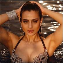 খোলামেলা ছবি পোস্ট করে ট্রোলড আমিশা, ছবি সরালেন না