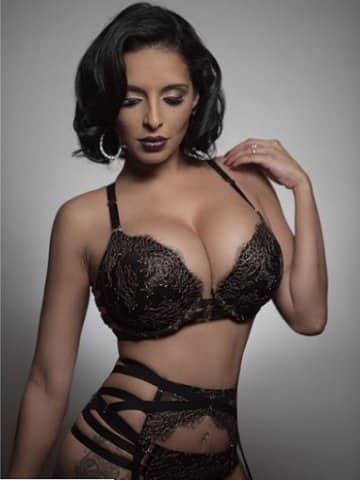  তেহমিনার সব ছবি তাঁর ইনস্টাগ্রাম অ্যাকাউন্ট @missmeena1 থেকে নেওয়া।