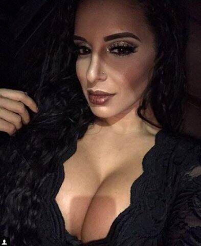  তেহমিনার আরেকটি খবর শুনলে তো পুরুষরা মুষড়ে পড়বেন। তিনি কিন্তু বিয়ে করে ফেলেছেন। দুটি সন্তানেরও মা। জেডেন, এডেন।