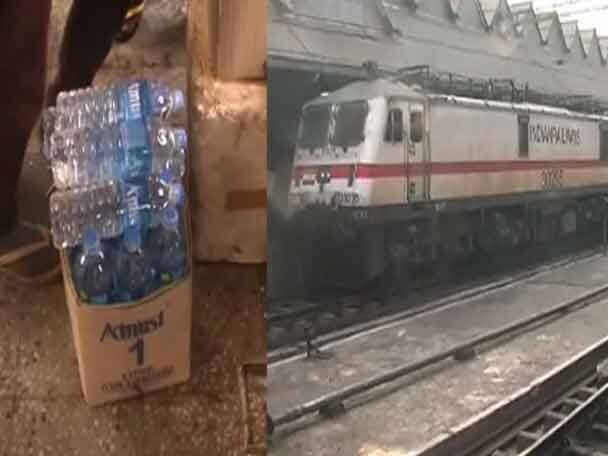 Packaged drinking water bottles sold at higher price at Howrah Station বেআইনি স্টল ভাঙা পজডার সুযোগে হাওড়া স্টেশনে চলছে জলের কালোবাজারি