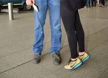 লম্বা স্বামীর পাশে দাঁড়িয়ে ছবি তুলতে পা উঁচু করে পোজ দিলেন এই অভিনেত্রী....