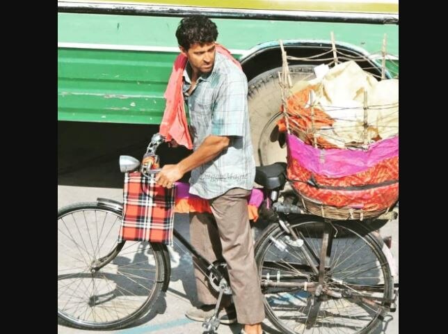 Super 30: Hrithik Roshan sells papad on Jaipur streets, looks unrecognisable জয়পুরের রাস্তায় পাপড় বিক্রি করছেন এই বলিউড তারকা! কেন এমন হাল, জানেন?