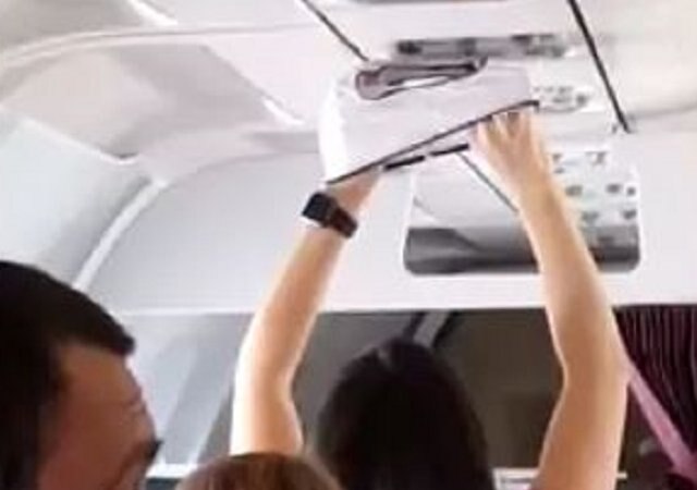 Bizarre:woman dries underwear under air vent on board a flight হাস্যকর! ভর্তি বিমানে এসি মেশিনের সামনে দাঁড়িয়ে অন্তর্বাস শুকোলেন মহিলা, ভাইরাল ভিডিও
