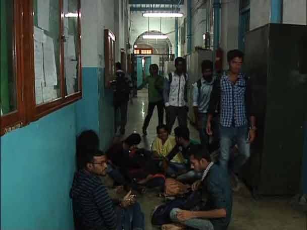 ক্লাসে হাজিরার হার নেই, তবু পরীক্ষায় বসতে দিতে হবে! আন্দোলনে কলকাতা বিশ্ববিদ্যালয়ের পড়ুয়াদের একাংশ CU students stage agitation demanding to sit in semester exam in spite of low attendance ক্লাসে হাজিরার হার নেই, তবু পরীক্ষায় বসতে দিতে হবে! আন্দোলনে কলকাতা বিশ্ববিদ্যালয়ের পড়ুয়াদের একাংশ