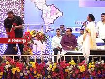 বক্তৃতা চলাকালীন আচমকা মঞ্চে উঠে মমতার কাছে মহিলা, ক্ষুব্ধ মুখ্যমন্ত্রী, প্রশ্নের মুখে নিরাপত্তা