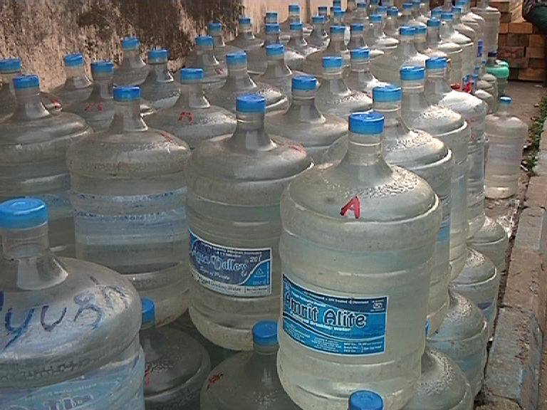 Now, Coliform bacteria found in 2 branded packaged drinking water bottles, KMC to serve notice এবার ২টি নামী ব্র্যান্ডের বোতলবন্দি জলে মিলল কলিফর্ম ব্যাক্টেরিয়া, নোটিস পাঠাচ্ছে পুরসভা