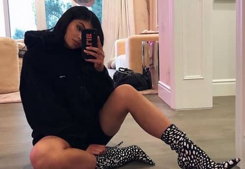 Kylie Jenner helps to wipe $1bn from Snapchat with tweet over redesign woes মডেল কাইলি জেনারের একটি ট্যুইটে স্ন্যাপচ্যাটের ১০০ কোটি মার্কিন ডলারের ক্ষতি!