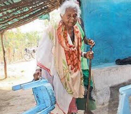 গত ১৯ তারিখ নিজের ঘরেই ছিলেন কুঁয়ারবাঈ। আচমকা, রক্তচাপ বেড়ে যাওয়ায় তিনি অজ্ঞান হয়ে পড়েন। যে কারণে, তাঁকে জেলা হাসপাতালে ভর্তি করা হয়েছিল।