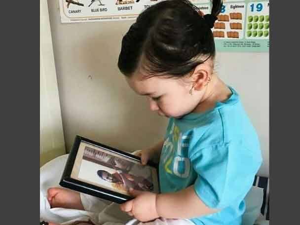 বাবার ছবি দেখছি, ভীষণ গরম, তাই চুলটা বেঁধে নিয়েছি