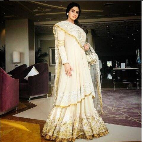 শ্রীদেবীর আকস্মিক প্রয়াণে শোকে মূহ্যমান মুম্বই সিনে ইন্ডাস্ট্রি। অনুরাগীদের কাছে তাঁর মৃত্যু সংবাদ এখনও অবিশ্বাস্য মনে হচ্ছে। ঘটনায় আকস্মিকতায় এখনও বিহ্বল বনি কপূরের ভাই সঞ্জয় কপূর। সংবাদমাধ্যমের কাছে শ্রীদেবীর মৃত্যুর খবর জানিয়ে সঞ্জয় বলেন, “দুবাইতেই ছিলাম আমি। খবর পেয়ে এখন ফের সেখানেই ফিরে যাচ্ছি। 