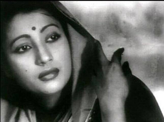 সুচিত্রা সেন। বাঙালি হৃদয়ে সর্বকালের শ্রদ্ধার আসন পাওয়া এই অভিনেত্রীও হৃদরোগের ধাক্কায় ২০১৪-র ১৭ জানুয়ারি চিরবিদায় নেন। অসুস্থ ছিলেন বেশ কিছুদিন ধরেই।