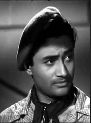 দেব আনন্দ। একটা বিরাট নাম। ২০১১-র ৪ ডিসেম্বর ৮৮ বছর বয়সে হার্ট অ্যাটাক কেড়ে নেয় তাঁকে। লন্ডনে হোটেলে শেষ নিঃশ্বাস ত্যাগ করেন তিনি। পদ্মভূষণ, দাদাসাহেব ফালকের মতো অজস্র্র সম্মান পাওয়া এই মহাতারকা ১১৪-টির মতো সিনেমায় অভিনয় করেছিলেন।