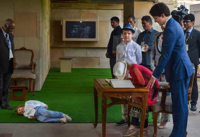 হাদ্রিয়েঁর এই ছবি রাজঘাটে তোলা।
