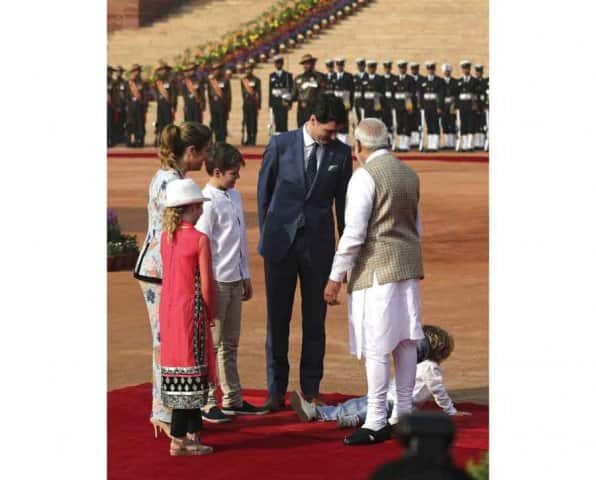 রাষ্ট্রপতি ভবনে যখন জাস্টিন ট্রুডোর আনুষ্ঠানিক সম্বর্ধনা দেওয়া হচ্ছিল, তখন ছোট্ট হাদ্রিয়েঁ নিজের মতো খেলায় মেতেছিল।