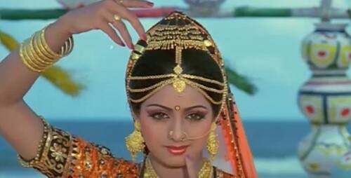 হিম্মতওয়ালা ছবির ‘নয়নো মে নয়না’ গানটিও বেশ জনপ্রিয় হয়েছিল