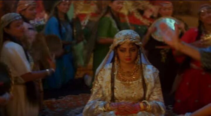 অমিতাভ বচ্চন অভিনীত ‘খুদা গাওয়া’ ছবিতে শ্রীদেবী আরব রাজকুমারীর অভিনয় করেছিলেন।