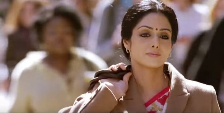 ‘ইংলিশ ভিংলিশ’ ছবিতে তাঁর অভিনয় সকলকে চমকে দিয়েছিল। দীর্ঘ সময়ের পর এই ছবির মাধ্যমে কামব্যাক করেছিলেন শ্রীদেবী। আর ফিরেই দুরন্ত পারফরম্যান্স। সেখানে তাঁর একটি সংলাপ বহু-চর্চিত হয়েছিল-- ‘পুরুষ রান্না করলে তা শিল্প, মহিলা করলে তা দায়িত্ব...’