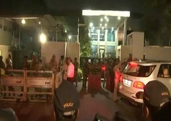 LIVE: Sridevi’s dead body reaches Mumbai দেশে ফিরল শ্রীদেবীর দেহ, বিমানবন্দর থেকে গ্রিন করিডোরে দেহ গেল লোখন্ডওয়ালায়