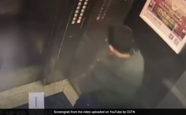 Boy Trapped In Elevator After Peeing In It. Caught On CCTV লিফটে প্রস্রাব করে ফেঁসে গেল কিশোর, ধরা পড়ে গেল সিসিটিভি ক্যামেরায়