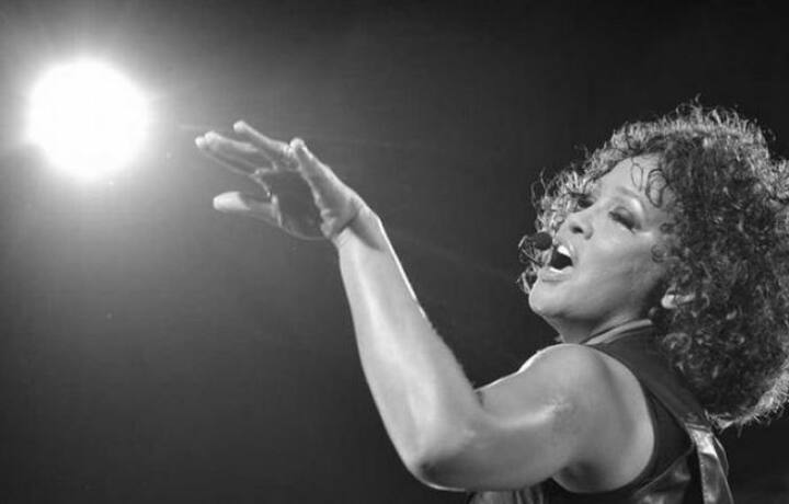 ২০১২-তে আমেরিকার প্রখ্যাত পপ গায়িকা হুইটনি হাউস্টনকেও বাথটবেমৃত অবস্থায় পাওয়া গিয়েছিল। অতিরিক্ত মাদক সেবনের কারণে তিনি হৃদরোগে আক্রান্ত হন বলে খবর।