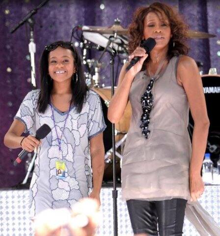 হুইটনির মতো তাঁর মেয়ে ক্রিস্টিনা ব্রাউনকেও ২০১৫-তে বাথটবে মৃত অবস্থায় পাওয়া গিয়েছিল। এক্ষেত্রেও অতিরিক্ত মাদক সেবনই মৃত্যুর কারণ বলে বলা হয়। 