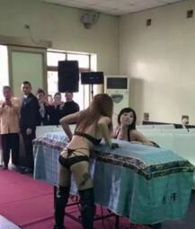 চিনে কারও মৃত্যু হলে এভাবেই নাচতে দেখা যায় কল গার্ল-পোল ড্যান্সারদের, কেন জানেন কি? 