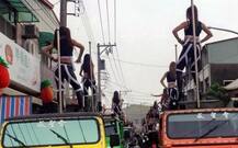 চিনে কারও মৃত্যু হলে এভাবেই নাচতে দেখা যায় কল গার্ল-পোল ড্যান্সারদের, কেন জানেন কি? 