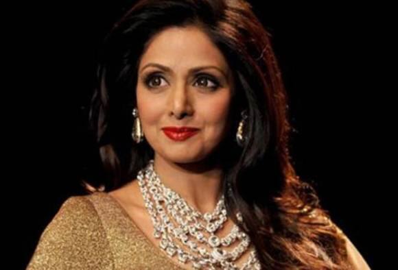  শ্রীদেবী চলে গেলেন। কাঁদিয়ে দিয়ে গেলেন অসংখ্য অনুরাগী, ভক্তকে। 