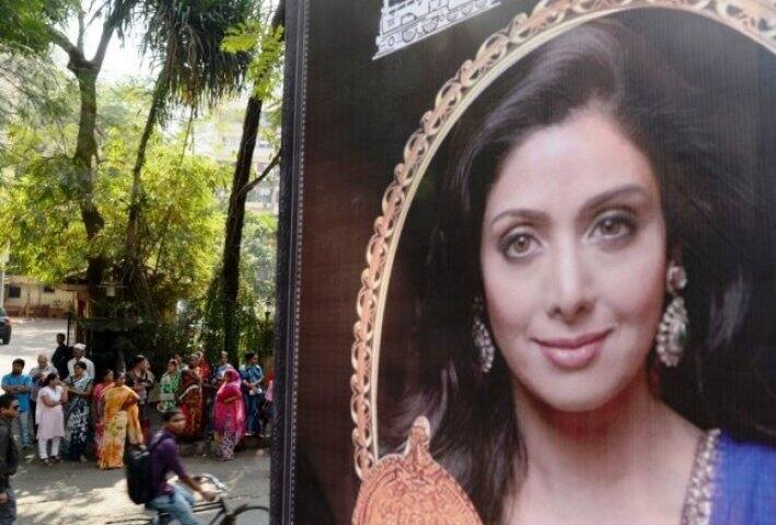  আজ সেই শ্রীদেবীর মরদেহ নিয়ে আসার পথে গাড়িতে বসে কি চোখ জলে ভরে আসছিল অর্জুনের? হাত দিয়ে তা ঢাকার চেষ্টা করছেন তিনি?