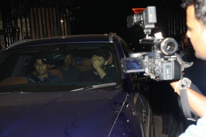  যদিও অর্জুন বাবার সঙ্গে যোগাযোগ রেখেছিলেন। 