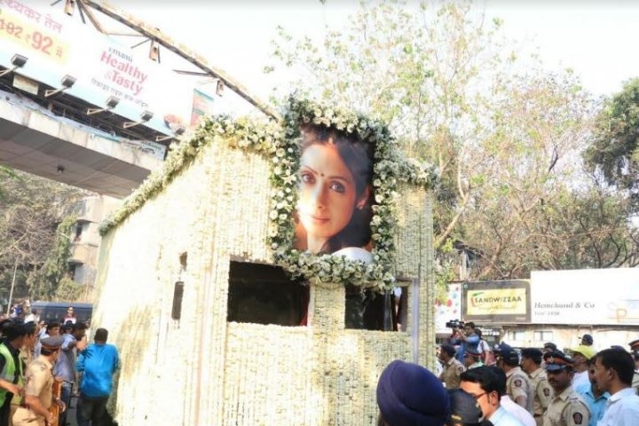 Allow us space to grieve: Sridevi’s family after funeral আমাদের একা থাকতে দিন, সংবাদমাধ্যমকে আর্জি শ্রীদেবীর পরিবারের