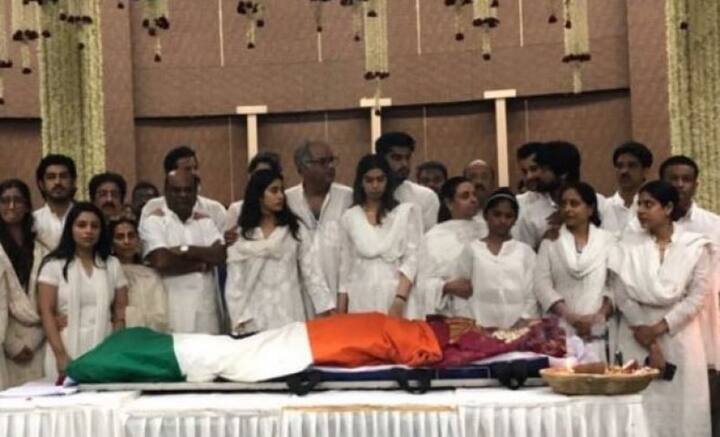 শেষযাত্রার আগে শ্রীদেবীর মরদেহে তেরঙা জড়িয়ে দেন পরিবারের সদস্যরা।