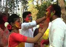 দোলের রঙে রঙিন বাংলা, দেখুন তারই কিছু ঝলক