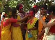 দোলের রঙে রঙিন বাংলা, দেখুন তারই কিছু ঝলক