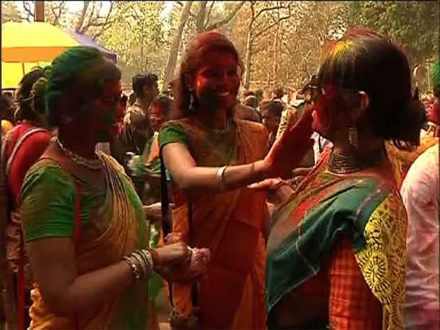 আজ দোল, উৎসবে মাতলেন আমজনতা থেকে নেতা-মন্ত্রী-তারকা