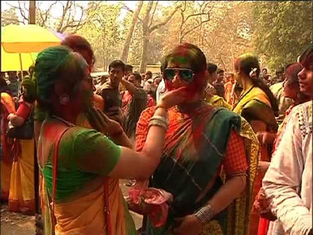 আজ দোল, উৎসবে মাতলেন আমজনতা থেকে নেতা-মন্ত্রী-তারকা