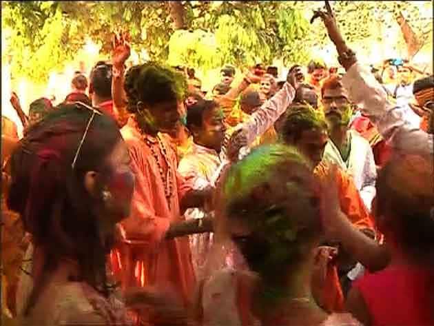 আজ দোল, উৎসবে মাতলেন আমজনতা থেকে নেতা-মন্ত্রী-তারকা