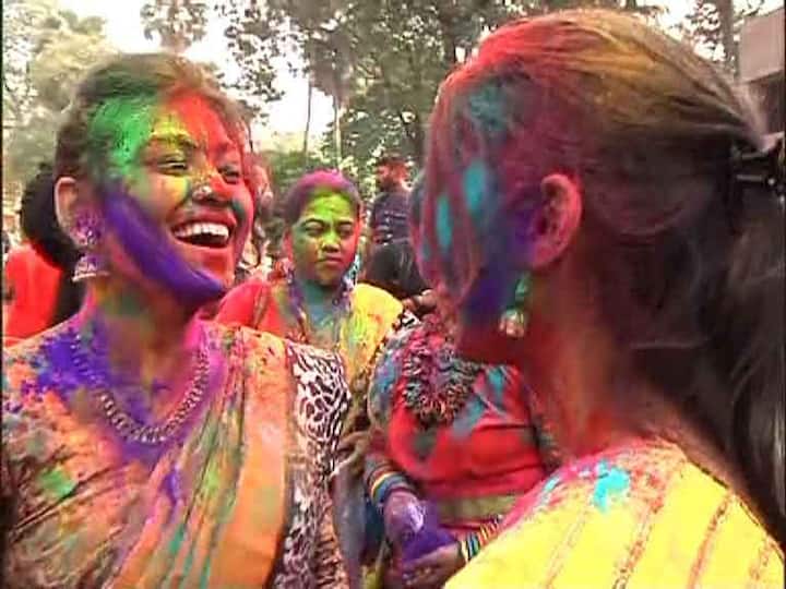 আজ দোল, উৎসবে মাতলেন আমজনতা থেকে নেতা-মন্ত্রী-তারকা