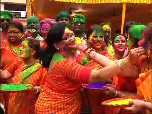আজ দোল, উৎসবে মাতলেন আমজনতা থেকে নেতা-মন্ত্রী-তারকা