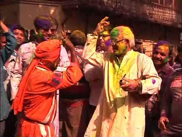 আজ দোল, উৎসবে মাতলেন আমজনতা থেকে নেতা-মন্ত্রী-তারকা