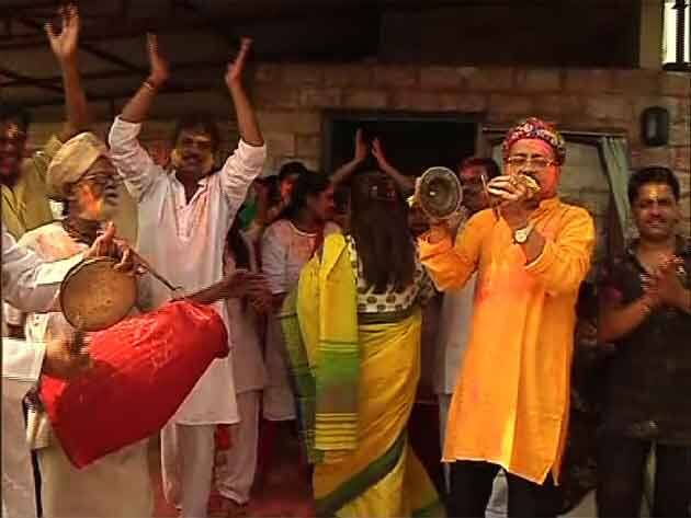 আজ দোল, উৎসবে মাতলেন আমজনতা থেকে নেতা-মন্ত্রী-তারকা