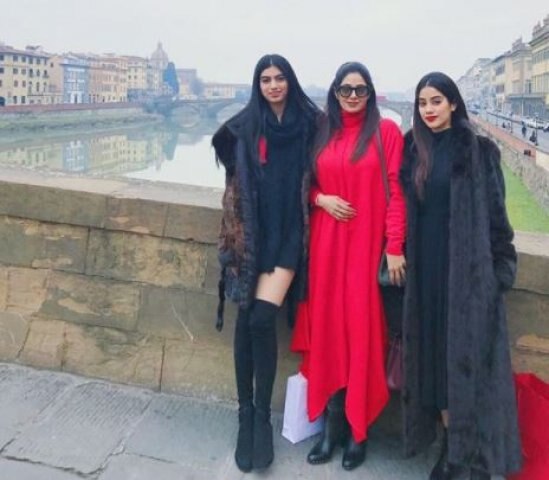 সেই বছরই মুক্তি পাওয়া ছবি ‘জানবাজ’ বক্স অফিসে দারুন সাফল্য পায়। এই ছবির গান ‘হর কিসিকো নহি মিলতা ইয়াহাঁ পেয়ার জিন্দেগি মে’ মানুষের মুখে মুখে ফিরত।