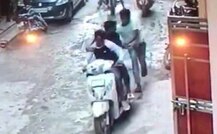দিল্লিতে এক ব্যক্তিকে রড দিয়ে পিটিয়ে ৫০ বার ছুরি নিয়ে হামলা দুষ্কৃতীদের, ধরা পড়ল ক্যামেরায়